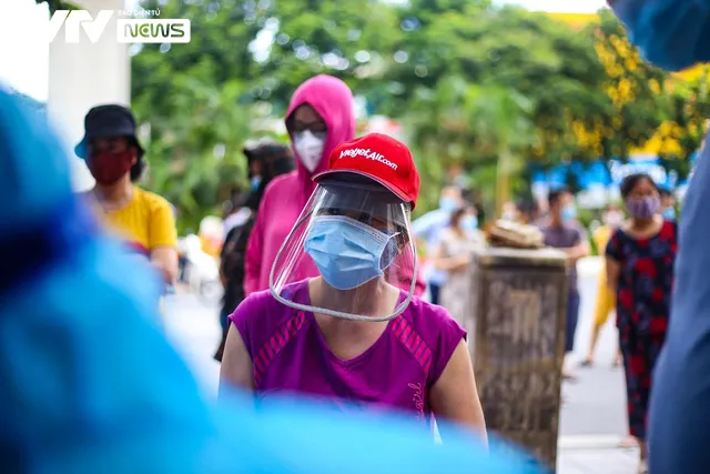 Hà Nội: Tiến hành lấy mẫu xét nghiệm cho toàn bộ người dân khu vực quận Thanh Xuân - Ảnh 4. Hà Nội: Tiến hành lấy mẫu xét nghiệm cho toàn bộ người dân khu vực quận Thanh Xuân - Ảnh 4.