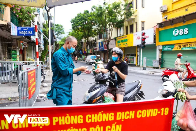 Xét nghiệm cho hàng nghìn người dân sống quanh khu vực chợ Ngọc Hà vì liên quan ca mắc COVID-19 - Ảnh 7. Xét nghiệm cho hàng nghìn người dân sống quanh khu vực chợ Ngọc Hà vì liên quan ca mắc COVID-19 - Ảnh 7.
