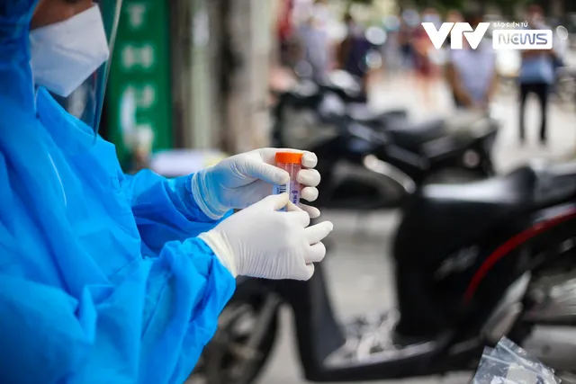 Hà Nội: Tiến hành lấy mẫu xét nghiệm cho toàn bộ người dân khu vực quận Thanh Xuân - Ảnh 9. Hà Nội: Tiến hành lấy mẫu xét nghiệm cho toàn bộ người dân khu vực quận Thanh Xuân - Ảnh 9.