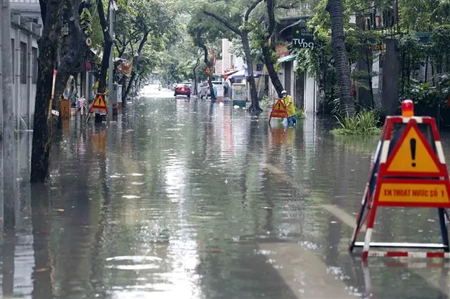 Hà Nội: Mưa lớn chiều tối 28/8 gây ngập úng một số tuyến phố - Ảnh 2.