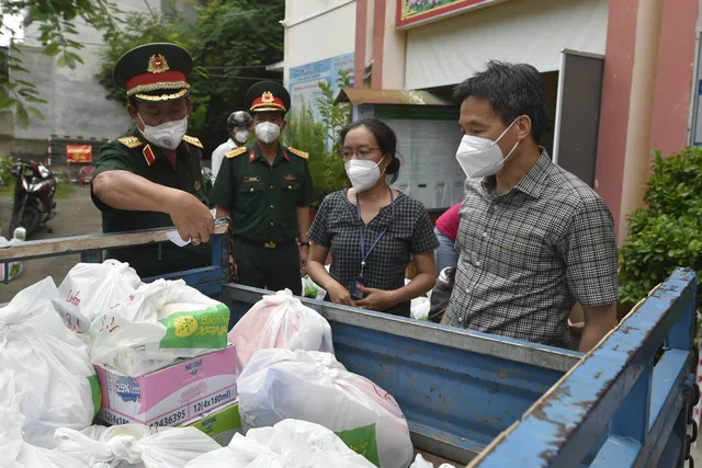 Phải thăm khám thường xuyên cho F0 điều trị tại nhà - Ảnh 2.