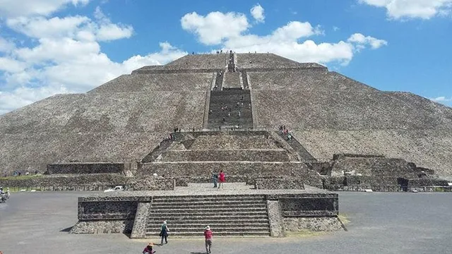 Phát hiện bó hoa hơn 2.000 tuổi dưới kim tự tháp Teotihuacan - Ảnh 1.