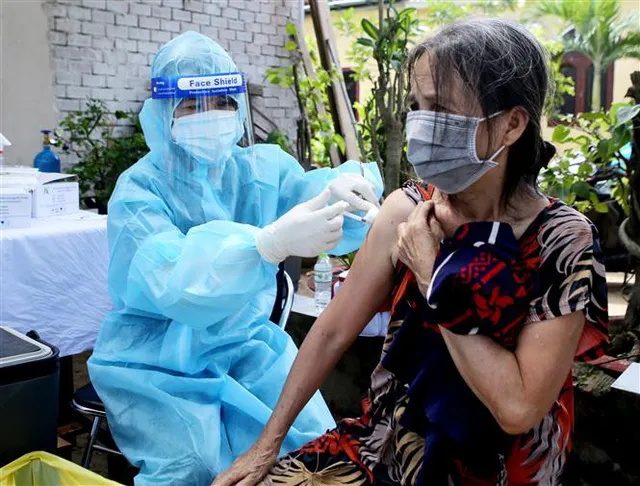 Chống COVID-19, độ phủ vaccine không còn là 70% mà là trên 80% - Ảnh 3. Chống COVID-19, độ phủ vaccine không còn là 70% mà là trên 80% - Ảnh 3.