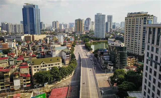 Ảnh: Đường phố Hà Nội vắng vẻ sau 2 tuần giãn cách xã hội - Ảnh 11. Ảnh: Đường phố Hà Nội vắng vẻ sau 2 tuần giãn cách xã hội - Ảnh 11.