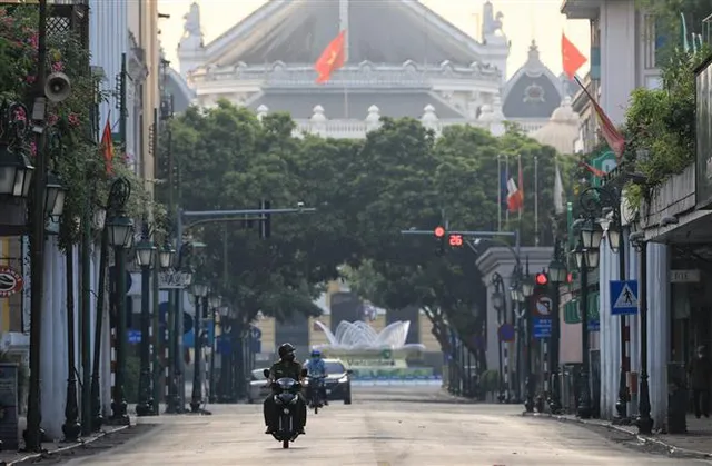 Ảnh: Đường phố Hà Nội vắng vẻ sau 2 tuần giãn cách xã hội - Ảnh 10. Ảnh: Đường phố Hà Nội vắng vẻ sau 2 tuần giãn cách xã hội - Ảnh 10.