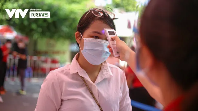 Hàng trăm người dân, học sinh, sinh viên hiến máu nhân đạo giữa mùa dịch COVID-19 - Ảnh 1. Hàng trăm người dân, học sinh, sinh viên hiến máu nhân đạo giữa mùa dịch COVID-19 - Ảnh 1.