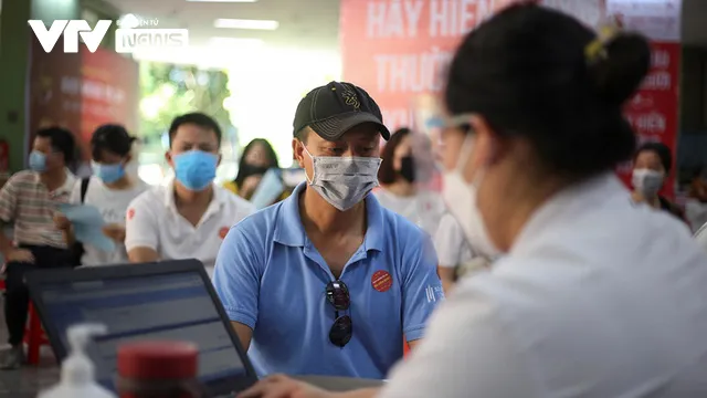 Hàng trăm người dân, học sinh, sinh viên hiến máu nhân đạo giữa mùa dịch COVID-19 - Ảnh 2. Hàng trăm người dân, học sinh, sinh viên hiến máu nhân đạo giữa mùa dịch COVID-19 - Ảnh 2.