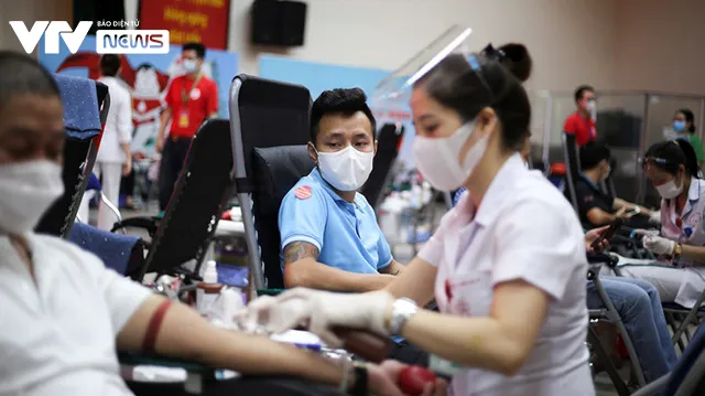 Hàng trăm người dân, học sinh, sinh viên hiến máu nhân đạo giữa mùa dịch COVID-19 - Ảnh 11. Hàng trăm người dân, học sinh, sinh viên hiến máu nhân đạo giữa mùa dịch COVID-19 - Ảnh 11.