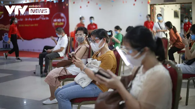 Hàng trăm người dân, học sinh, sinh viên hiến máu nhân đạo giữa mùa dịch COVID-19 - Ảnh 3. Hàng trăm người dân, học sinh, sinh viên hiến máu nhân đạo giữa mùa dịch COVID-19 - Ảnh 3.