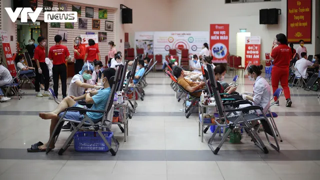 Hàng trăm người dân, học sinh, sinh viên hiến máu nhân đạo giữa mùa dịch COVID-19 - Ảnh 6. Hàng trăm người dân, học sinh, sinh viên hiến máu nhân đạo giữa mùa dịch COVID-19 - Ảnh 6.