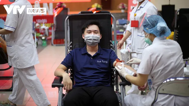 Hàng trăm người dân, học sinh, sinh viên hiến máu nhân đạo giữa mùa dịch COVID-19 - Ảnh 7. Hàng trăm người dân, học sinh, sinh viên hiến máu nhân đạo giữa mùa dịch COVID-19 - Ảnh 7.