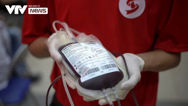 Hàng trăm người dân, học sinh, sinh viên hiến máu nhân đạo giữa mùa dịch COVID-19 - Ảnh 8. Hàng trăm người dân, học sinh, sinh viên hiến máu nhân đạo giữa mùa dịch COVID-19 - Ảnh 8.