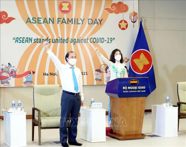 Lễ chào cờ kỷ niệm 54 năm thành lập ASEAN và Ngày Gia đình ASEAN - Ảnh 1.