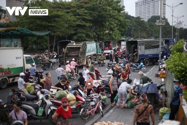 Hà Nội: Bất chấp giãn cách, tiểu thương bán hàng tràn lan ra đường - Ảnh 1. Hà Nội: Bất chấp giãn cách, tiểu thương bán hàng tràn lan ra đường - Ảnh 1.