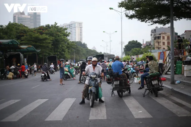 Hà Nội: Bất chấp giãn cách, tiểu thương bán hàng tràn lan ra đường - Ảnh 10. Hà Nội: Bất chấp giãn cách, tiểu thương bán hàng tràn lan ra đường - Ảnh 10.