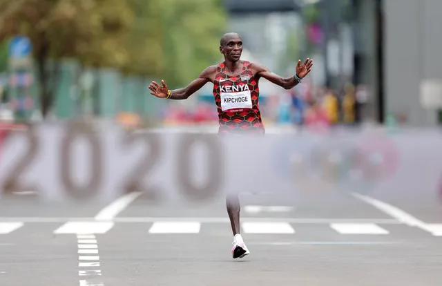 Eliud Kipchoge bảo vệ thành công HCV marathon Olympic - Ảnh 3. Eliud Kipchoge bảo vệ thành công HCV marathon Olympic - Ảnh 3.