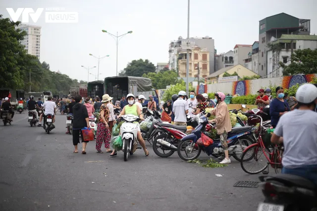 Hà Nội: Bất chấp giãn cách, tiểu thương bán hàng tràn lan ra đường - Ảnh 3. Hà Nội: Bất chấp giãn cách, tiểu thương bán hàng tràn lan ra đường - Ảnh 3.