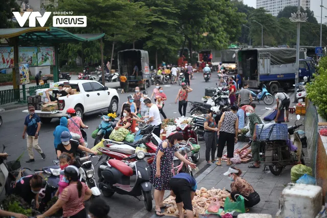 Hà Nội: Bất chấp giãn cách, tiểu thương bán hàng tràn lan ra đường - Ảnh 4. Hà Nội: Bất chấp giãn cách, tiểu thương bán hàng tràn lan ra đường - Ảnh 4.