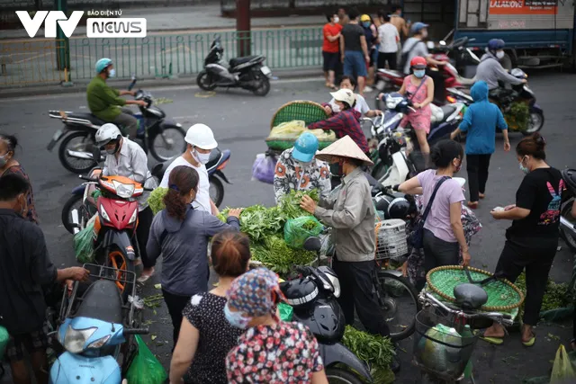 Hà Nội: Bất chấp giãn cách, tiểu thương bán hàng tràn lan ra đường - Ảnh 6. Hà Nội: Bất chấp giãn cách, tiểu thương bán hàng tràn lan ra đường - Ảnh 6.