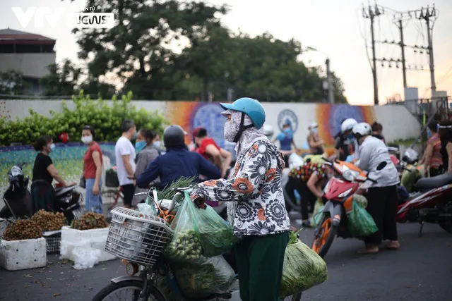 Hà Nội: Bất chấp giãn cách, tiểu thương bán hàng tràn lan ra đường - Ảnh 9. Hà Nội: Bất chấp giãn cách, tiểu thương bán hàng tràn lan ra đường - Ảnh 9.