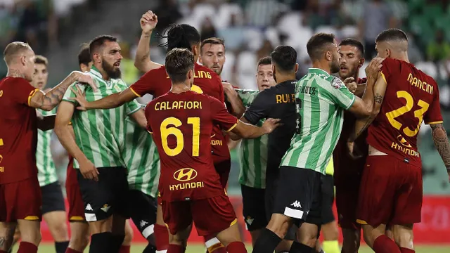 HLV Mourinho bị đuổi, AS Roma thua thảm Betis với 6 thẻ đỏ - Ảnh 1.