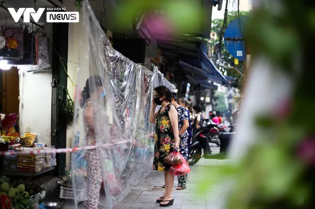 Phố phường Hà Nội thời “ giăng dây, dựng rào” chống đại dịch - Ảnh 4. Phố phường Hà Nội thời “ giăng dây, dựng rào” chống đại dịch - Ảnh 4.