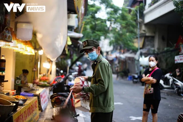 Phố phường Hà Nội thời “ giăng dây, dựng rào” chống đại dịch - Ảnh 6. Phố phường Hà Nội thời “ giăng dây, dựng rào” chống đại dịch - Ảnh 6.