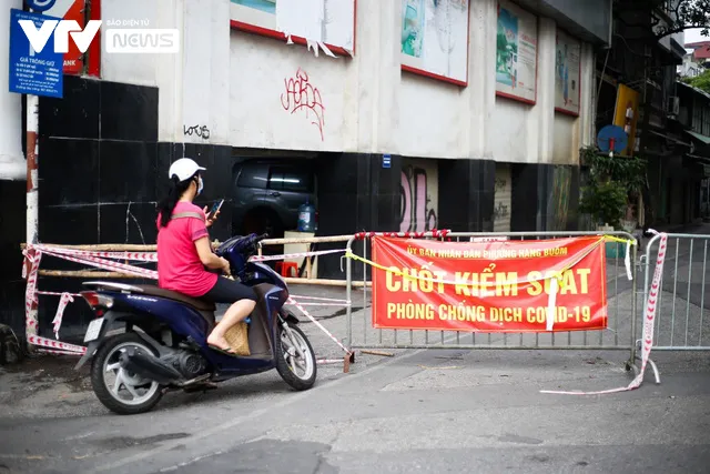 Phố phường Hà Nội thời “ giăng dây, dựng rào” chống đại dịch - Ảnh 7. Phố phường Hà Nội thời “ giăng dây, dựng rào” chống đại dịch - Ảnh 7.