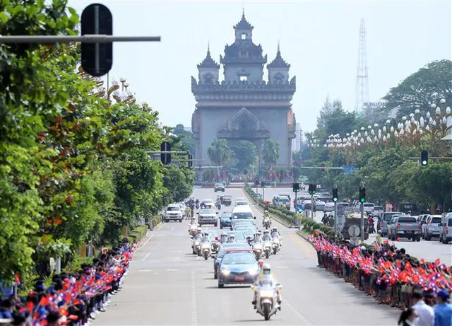 Chủ tịch nước Nguyễn Xuân Phúc thăm hữu nghị chính thức Lào - Ảnh 1.