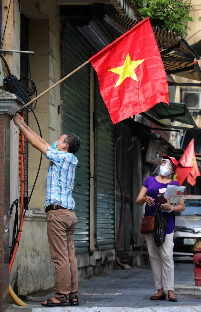 Hà Nội rực đỏ sắc cờ chào mừng Ngày Quốc khánh 2/9 đặc biệt - Ảnh 4. Hà Nội rực đỏ sắc cờ chào mừng Ngày Quốc khánh 2/9 đặc biệt - Ảnh 4.