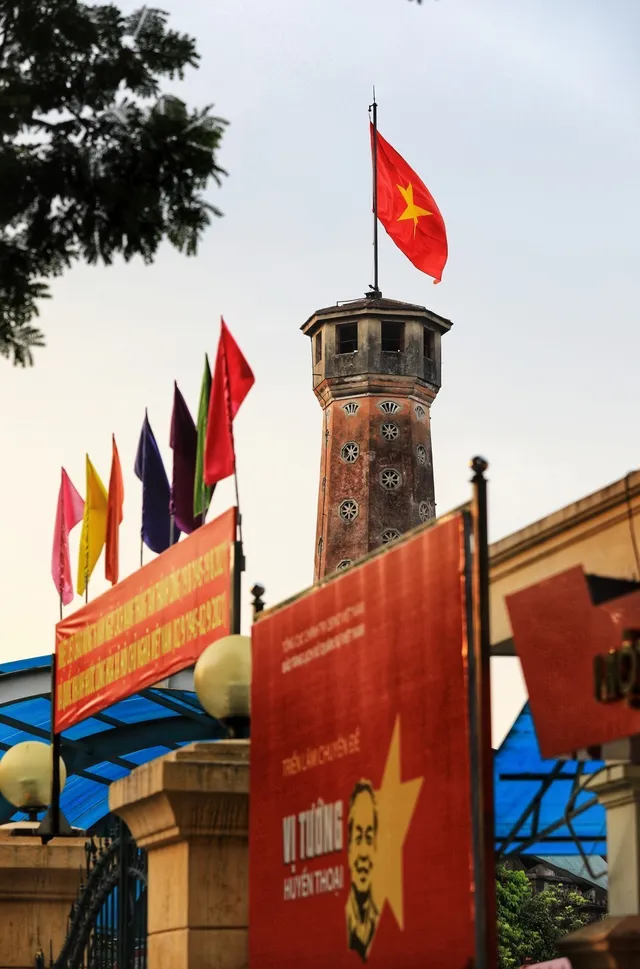 Hà Nội rực đỏ sắc cờ chào mừng Ngày Quốc khánh 2/9 đặc biệt - Ảnh 2. Hà Nội rực đỏ sắc cờ chào mừng Ngày Quốc khánh 2/9 đặc biệt - Ảnh 2.