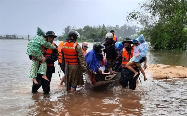 Từ đêm nay, hoàn lưu bão số 5 sẽ gây ra một đợt mưa lớn tại miền Trung - Ảnh 2.