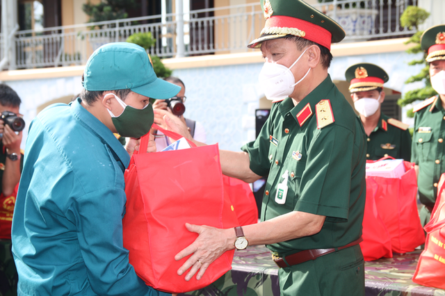 Bộ Quốc phòng tặng 100.000 phần quà và 4.000 tấn gạo cho người dân TP Hồ Chí Minh - Ảnh 2.