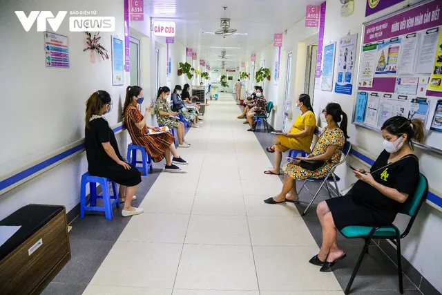 Hàng ngàn phụ nữ mang thai đi tiêm phòng vaccine COVID-19 ở Hà Nội - Ảnh 1. Hàng ngàn phụ nữ mang thai đi tiêm phòng vaccine COVID-19 ở Hà Nội - Ảnh 1.