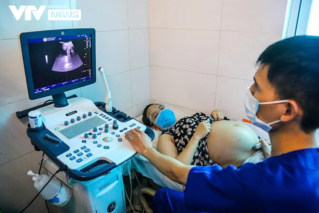 Hàng ngàn phụ nữ mang thai đi tiêm phòng vaccine COVID-19 ở Hà Nội - Ảnh 10. Hàng ngàn phụ nữ mang thai đi tiêm phòng vaccine COVID-19 ở Hà Nội - Ảnh 10.