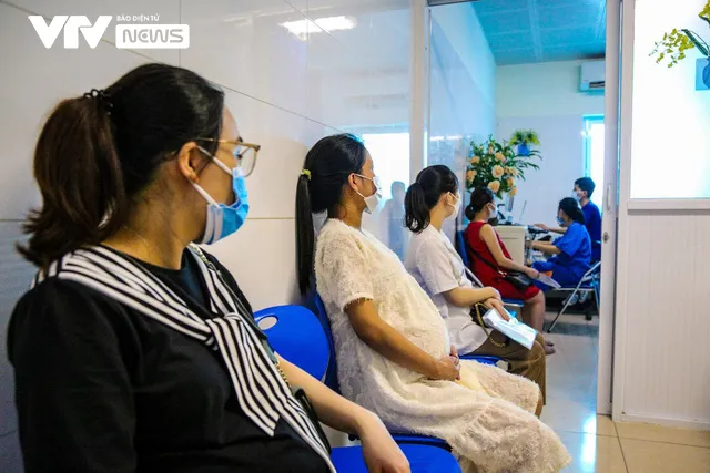 Hàng ngàn phụ nữ mang thai đi tiêm phòng vaccine COVID-19 ở Hà Nội - Ảnh 11. Hàng ngàn phụ nữ mang thai đi tiêm phòng vaccine COVID-19 ở Hà Nội - Ảnh 11.