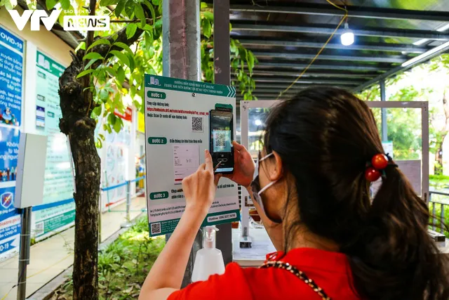 Hàng ngàn phụ nữ mang thai đi tiêm phòng vaccine COVID-19 ở Hà Nội - Ảnh 2. Hàng ngàn phụ nữ mang thai đi tiêm phòng vaccine COVID-19 ở Hà Nội - Ảnh 2.