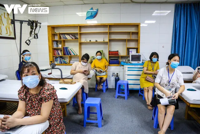 Hàng ngàn phụ nữ mang thai đi tiêm phòng vaccine COVID-19 ở Hà Nội - Ảnh 5. Hàng ngàn phụ nữ mang thai đi tiêm phòng vaccine COVID-19 ở Hà Nội - Ảnh 5.