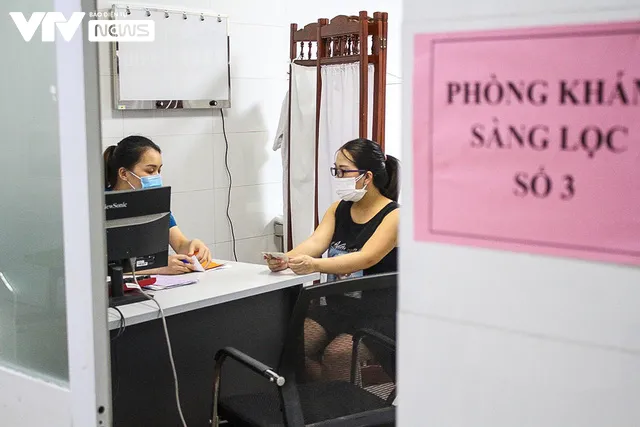 Hàng ngàn phụ nữ mang thai đi tiêm phòng vaccine COVID-19 ở Hà Nội - Ảnh 6. Hàng ngàn phụ nữ mang thai đi tiêm phòng vaccine COVID-19 ở Hà Nội - Ảnh 6.