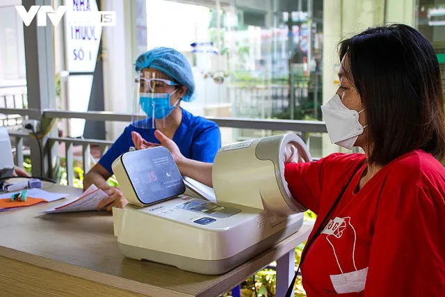 Hàng ngàn phụ nữ mang thai đi tiêm phòng vaccine COVID-19 ở Hà Nội - Ảnh 7. Hàng ngàn phụ nữ mang thai đi tiêm phòng vaccine COVID-19 ở Hà Nội - Ảnh 7.