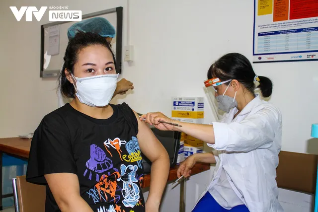 Hàng ngàn phụ nữ mang thai đi tiêm phòng vaccine COVID-19 ở Hà Nội - Ảnh 8. Hàng ngàn phụ nữ mang thai đi tiêm phòng vaccine COVID-19 ở Hà Nội - Ảnh 8.