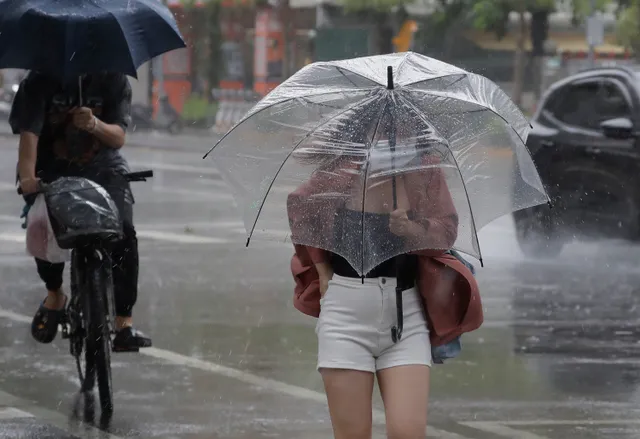 Siêu bão Chanthu gây mất điện, lũ lụt ở miền Bắc Philippines, hàng nghìn người phải sơ tán - Ảnh 1.