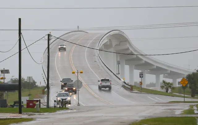 Bão Nicholas mang theo mưa lớn đổ bộ vào vùng ven biển Texas, Louisiana - Ảnh 1.