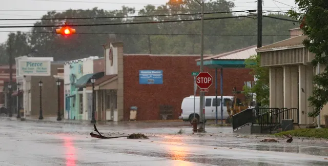 Bão Nicholas mang theo mưa lớn đổ bộ vào vùng ven biển Texas, Louisiana - Ảnh 3.