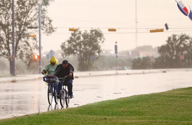 Bão Nicholas mang theo mưa lớn đổ bộ vào vùng ven biển Texas, Louisiana - Ảnh 2.