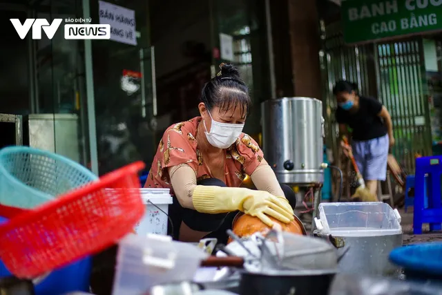 Hàng quán Hà Nội tay năm, tay mười chuẩn bị cho thời khắc mở cửa sau 2 tháng giãn cách - Ảnh 1. Hàng quán Hà Nội tay năm, tay mười chuẩn bị cho thời khắc mở cửa sau 2 tháng giãn cách - Ảnh 1.