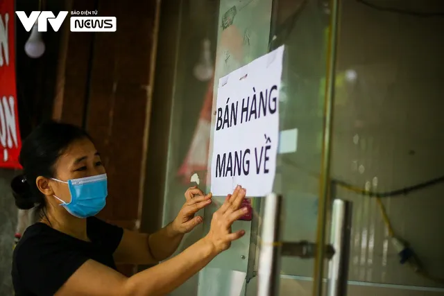 Hàng quán Hà Nội tay năm, tay mười chuẩn bị cho thời khắc mở cửa sau 2 tháng giãn cách - Ảnh 2. Hàng quán Hà Nội tay năm, tay mười chuẩn bị cho thời khắc mở cửa sau 2 tháng giãn cách - Ảnh 2.
