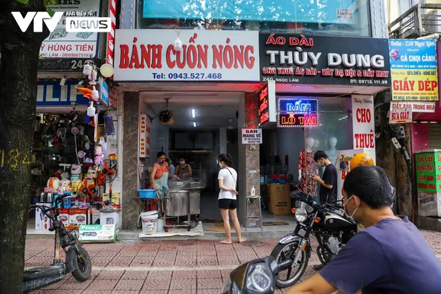 Khách hàng hồ hởi, quán ăn cháy hàng trong ngày đầu mở bán trở lại - Ảnh 1. Khách hàng hồ hởi, quán ăn cháy hàng trong ngày đầu mở bán trở lại - Ảnh 1.