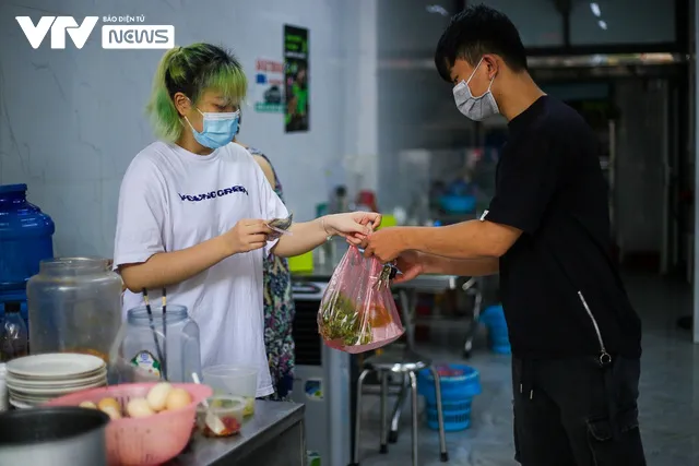 Khách hàng hồ hởi, quán ăn cháy hàng trong ngày đầu mở bán trở lại - Ảnh 2. Khách hàng hồ hởi, quán ăn cháy hàng trong ngày đầu mở bán trở lại - Ảnh 2.