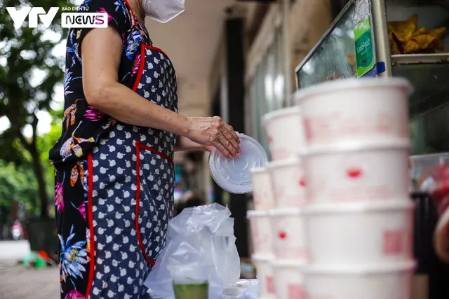 Khách hàng hồ hởi, quán ăn cháy hàng trong ngày đầu mở bán trở lại - Ảnh 11. Khách hàng hồ hởi, quán ăn cháy hàng trong ngày đầu mở bán trở lại - Ảnh 11.